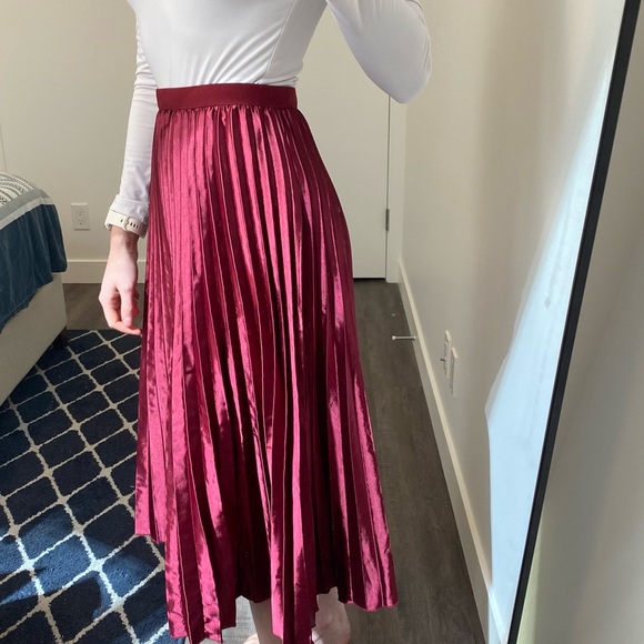 Midi pleated skirt - size small - maroon - Picture 3 of 5
